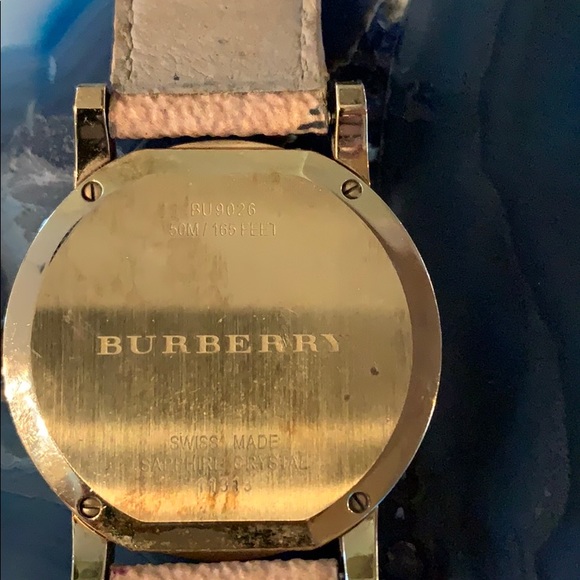 Signature Burberry Check Gold Watch - Picture 5 of 7